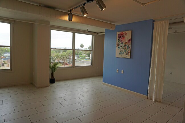 Building Photo - 535 W Thomas Rd