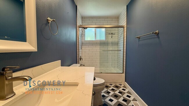 Building Photo - Stylish 3 Bedroom Retreat in the Oakland H...