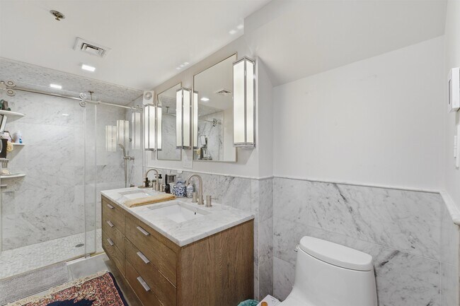 Building Photo - 347 Varick St