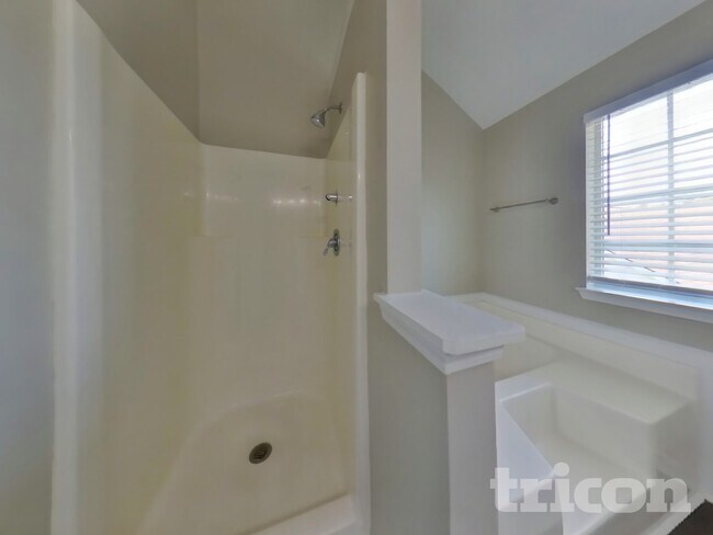 Building Photo - 3120 Far Emerald Land