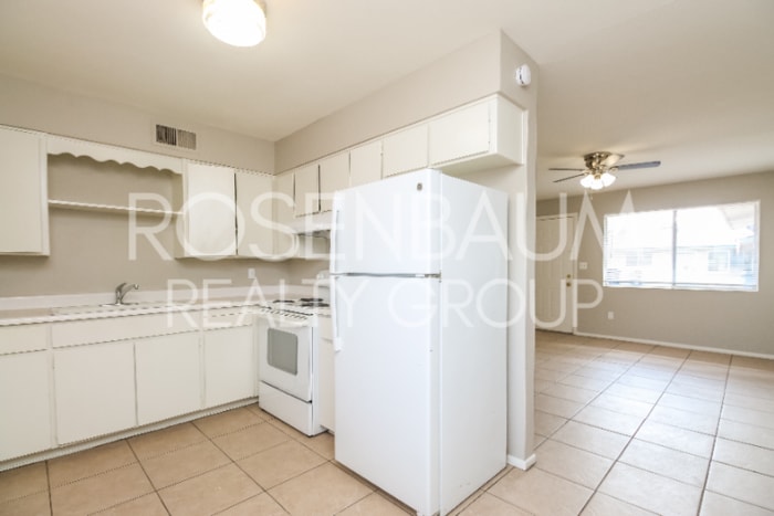 Building Photo - 826 E 4th Pl