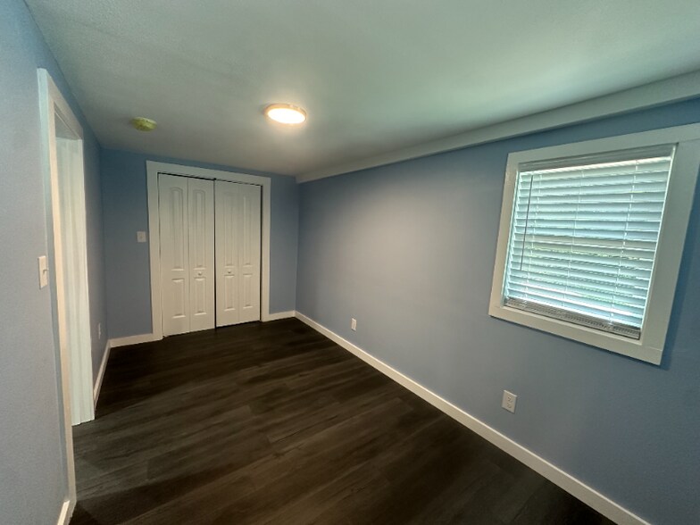 Building Photo - 265 Glade St