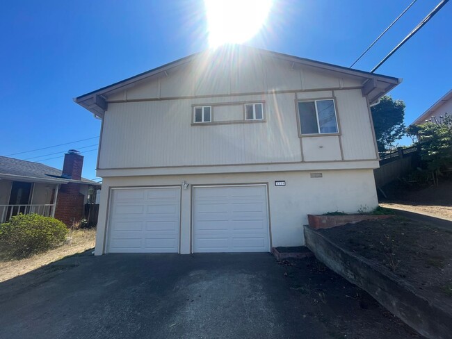 Primary Photo - A 3 bedroom and 2 bathroom home in San Bruno!