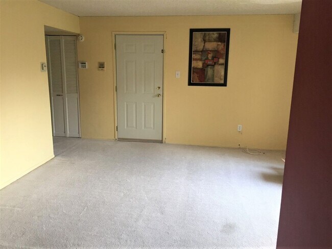 Building Photo - Amazing 1-Bedroom Condo at Bentley Square ...