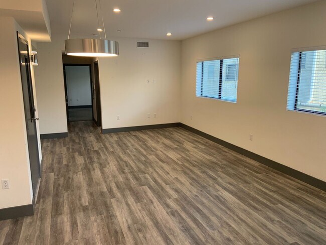 Interior Photo - mid374