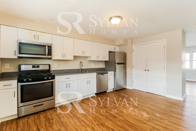 Building Photo - The living is easy in this lovely 3 bedroom