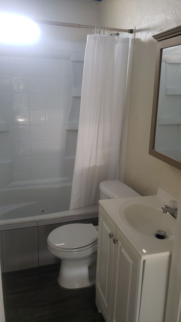 Building Photo - Move in Special - Half off fist months rent - 3 bedroom 1 bath