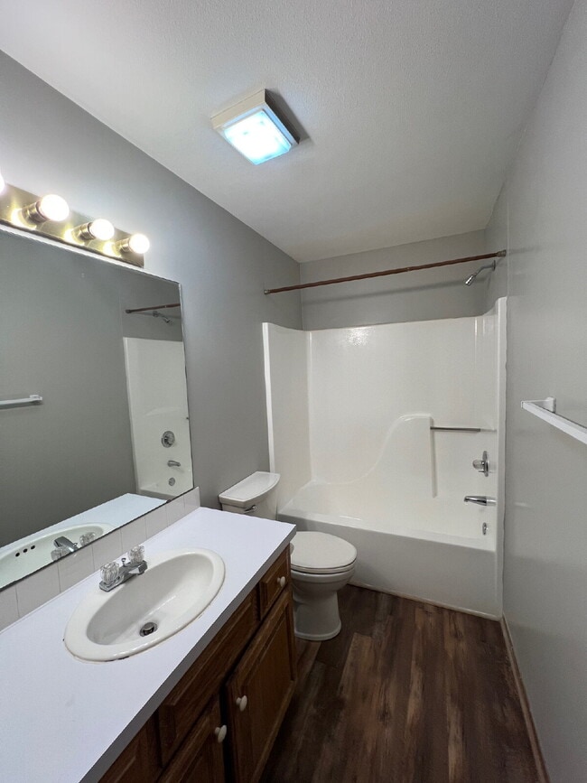 Building Photo - Recently Renovated 2Br / 1.5Ba Home with D...