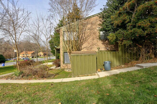 Building Photo - 3BD, 1.5BA - Beautifully Remodeled Townhome in Columbia