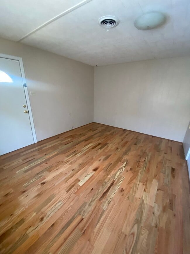 Building Photo - 835 Robinson Ave