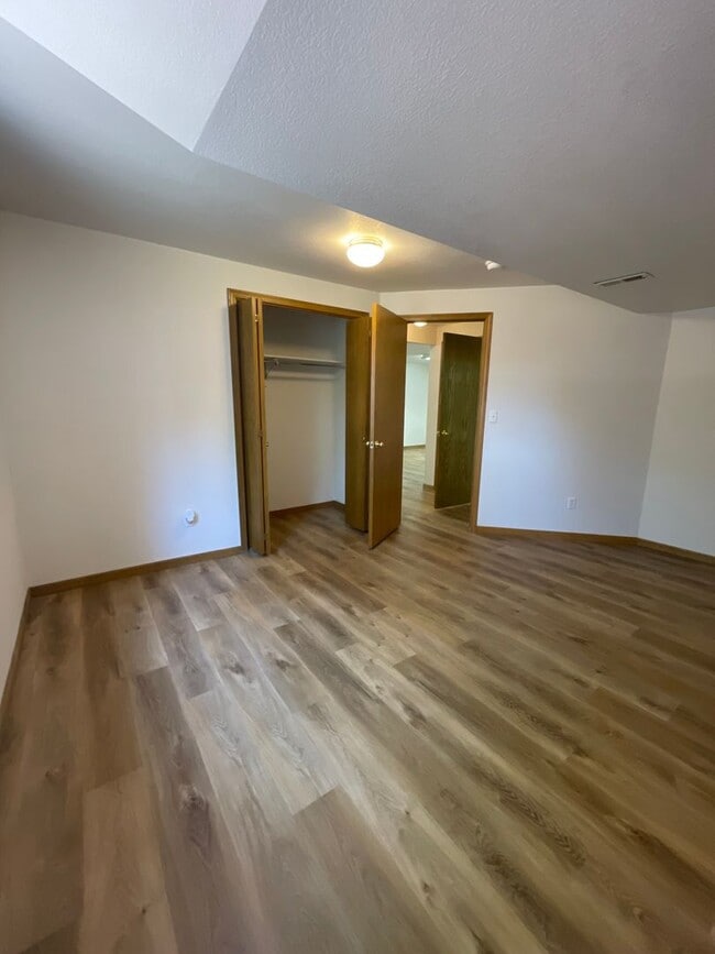 Building Photo - 2325 Northbrook Dr