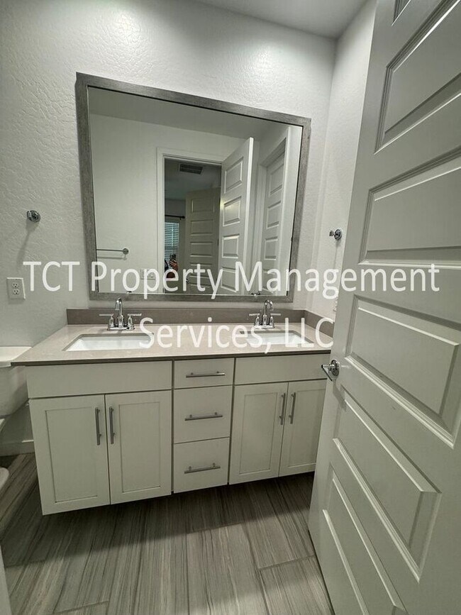 Building Photo - Beautiful 3 Bedroom Townhome in Eastmark Community!