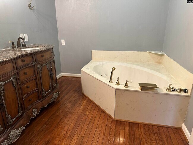 Building Photo - 221 Bentgrass Ln