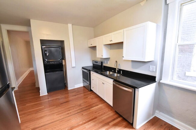 Building Photo - 2355 N High St