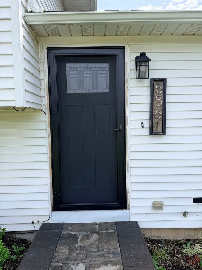 Building Photo - Spacious 4 Bedroom Split-Level Home in Clay, NY