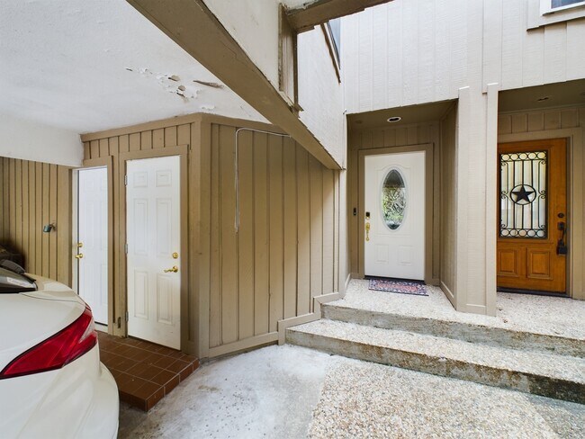 Building Photo - 9400 Doliver Dr