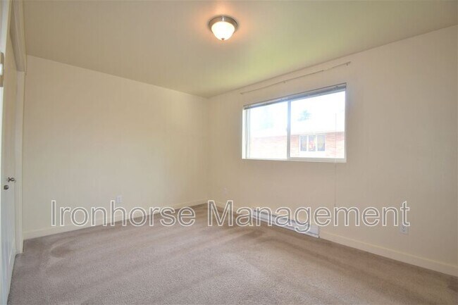Building Photo - 807 W Villard St