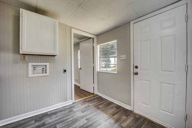 Building Photo - Freshly Updated 3 Bedroom House