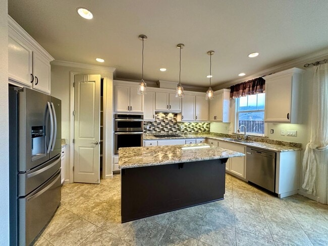 Building Photo - Large 4 Bedroom House in Hiddenbrook Commu...
