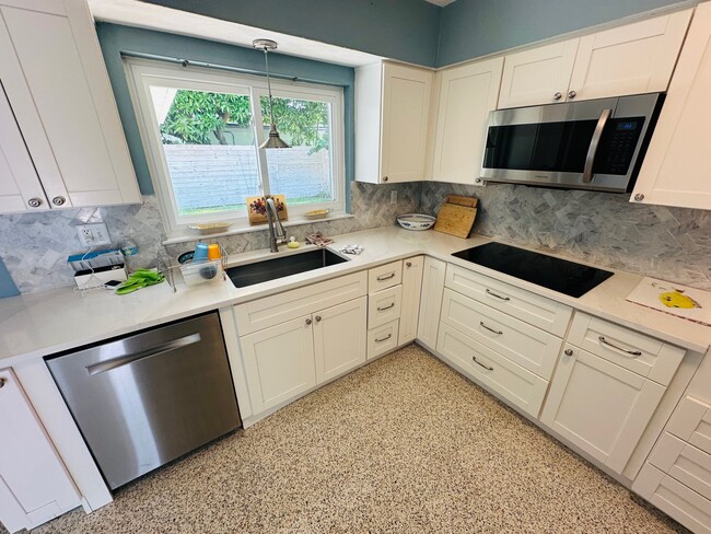 Building Photo - 385 S Tessier Dr