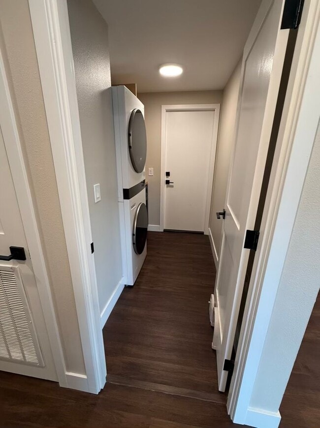 Building Photo - 3 Bedroom 2 bathroom House! Move in Special!
