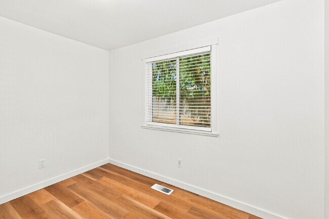 Building Photo - **FULLY REMODELED SAMMAMISH HOME WITH HUGE FENCED YARD!** AVAILABLE NOW FOR RENT!!!