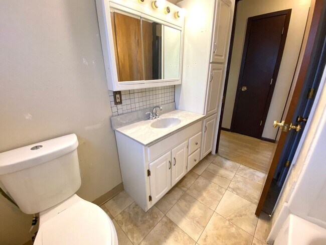 Building Photo - 2 Bedroom Duplex