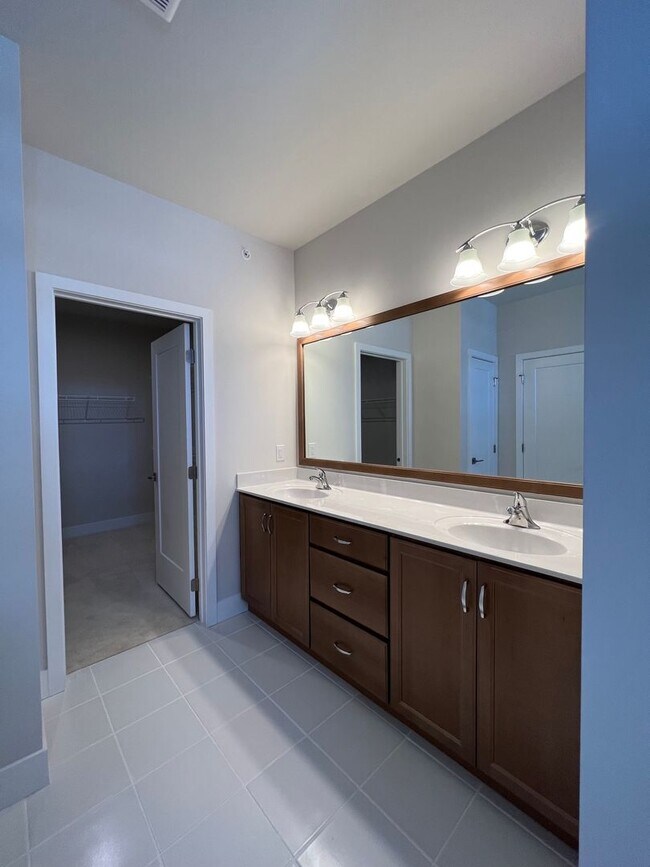 Building Photo - Gorgeous 3BD/2.5BA Waterfront Townhome!