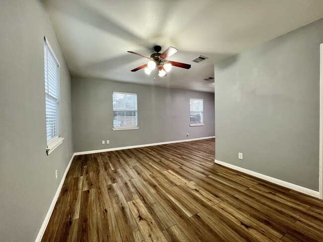 Building Photo - 408 Radam Ln