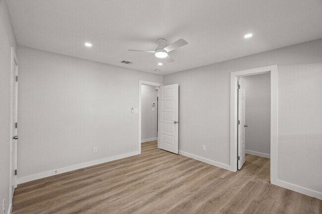 Building Photo - SW Loop 820 - 4304/4306 *Lease Up Only*