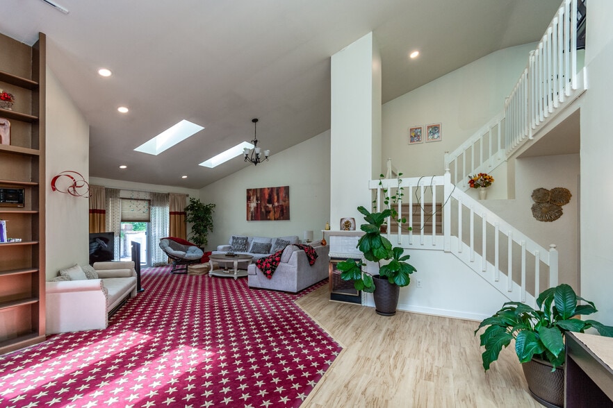 Light, bright, and high ceilings - 5 Nottingham Cir