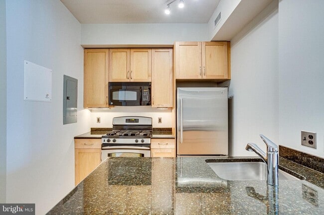 Building Photo - 809 6th St NW