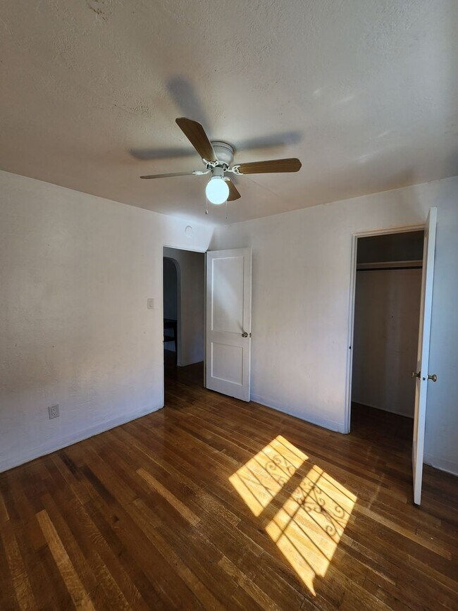 Building Photo - 3 Bedroom 2 Bathroom