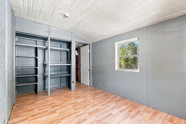 Building Photo - 208 E 12th St