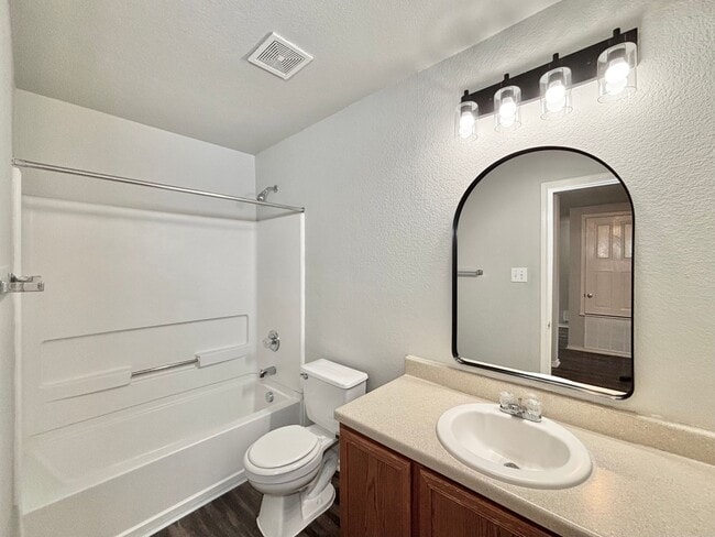 Building Photo - Gorgeous 3 bedroom with loft!