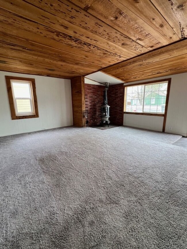 Building Photo - 2 Bedroom 1 Bath with W/D Hook Ups!