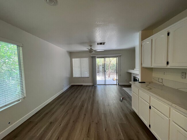 Building Photo - 3 bedroom and 2.5 bath in prime Henderson !! 89074 - Nearby School!