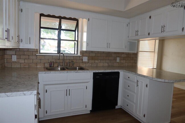 Building Photo - 5030 Edgecliff Dr