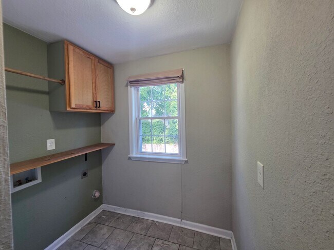 Building Photo - 212 Elm Ave