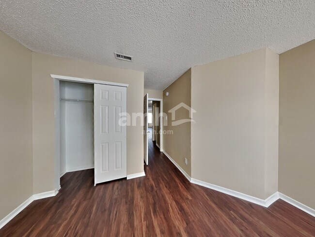 Building Photo - 10914 Cyrus Dr