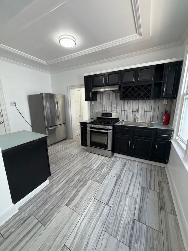 Building Photo - 92 Schofield St