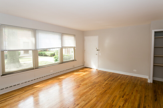 Building Photo - 2118 W Foster Ave