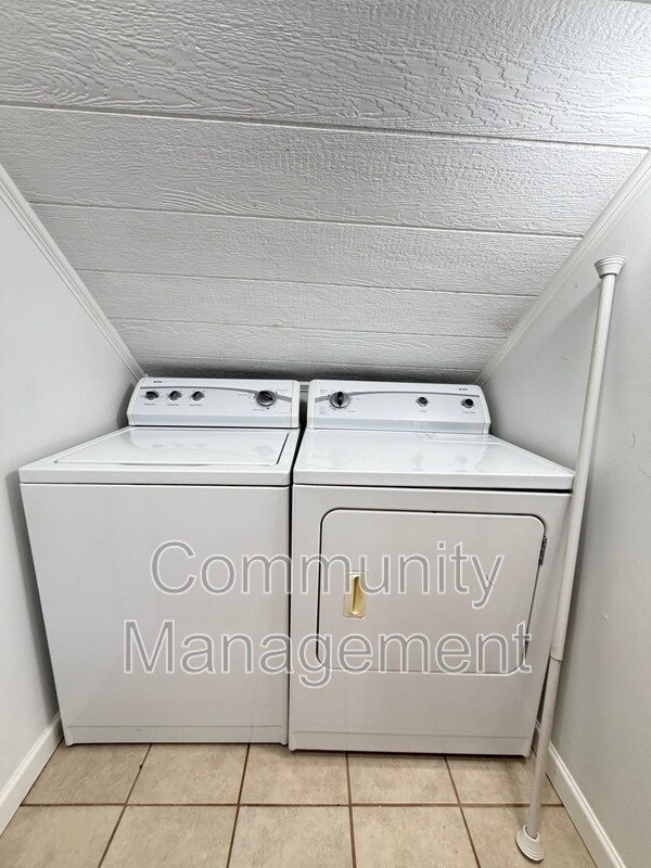 Building Photo - 18819 Greenwell Springs Rd