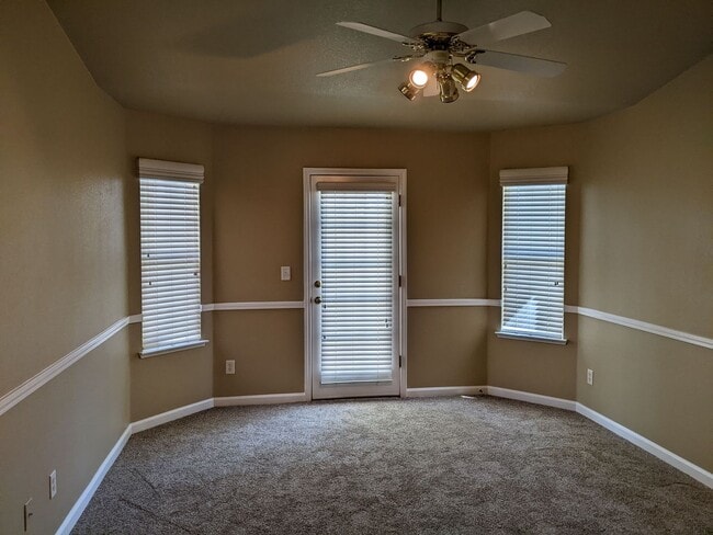Building Photo - Wonderful home close to Clovis North and Copper River offering a large backyard, updated fixtures...