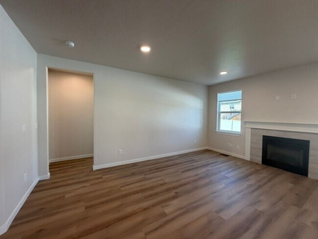 Building Photo - 421 Needlegrass Ln