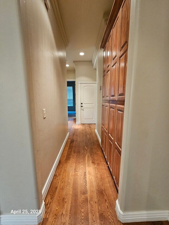 Building Photo - (3) Bed/(2) Bath In Tuscany Court Avail NOW!