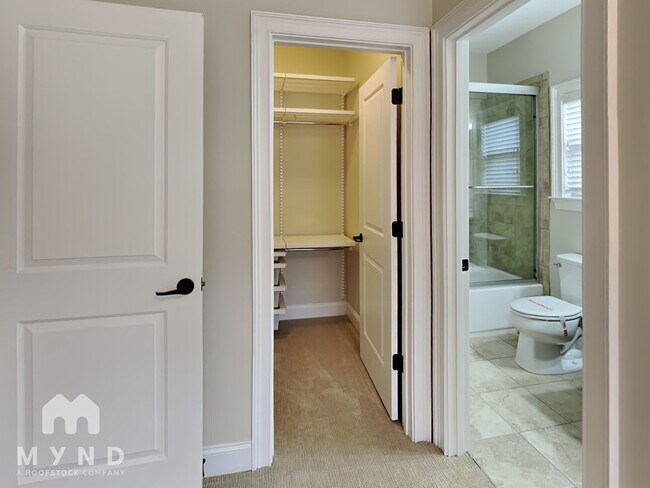 Building Photo - 2995 Manorview Ln