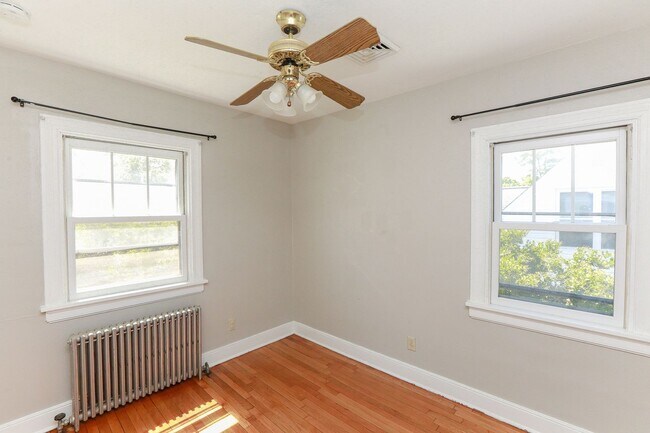 Building Photo - Cape Cod Rental Available in Norfolk!