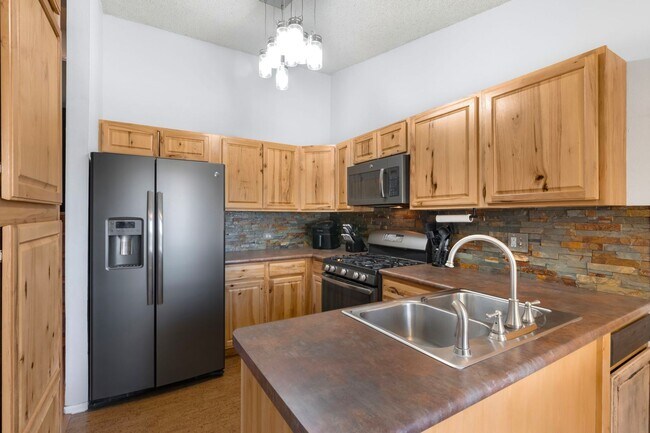 Building Photo - 3117 Moonbeam Cir S
