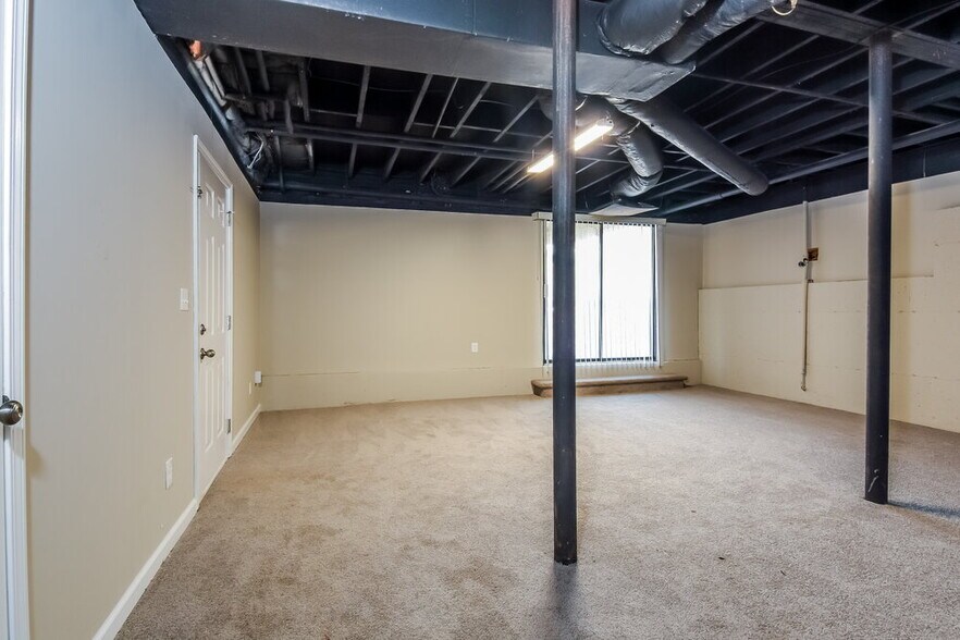 Building Photo - 584 Brooks St